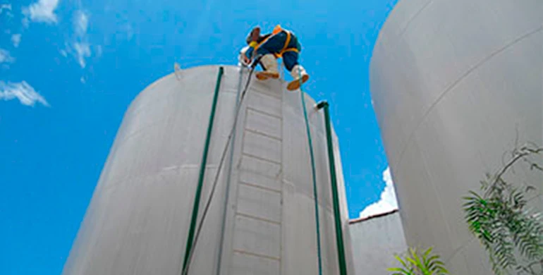Lavagem de caixa d’água industrial Talisma Contruções